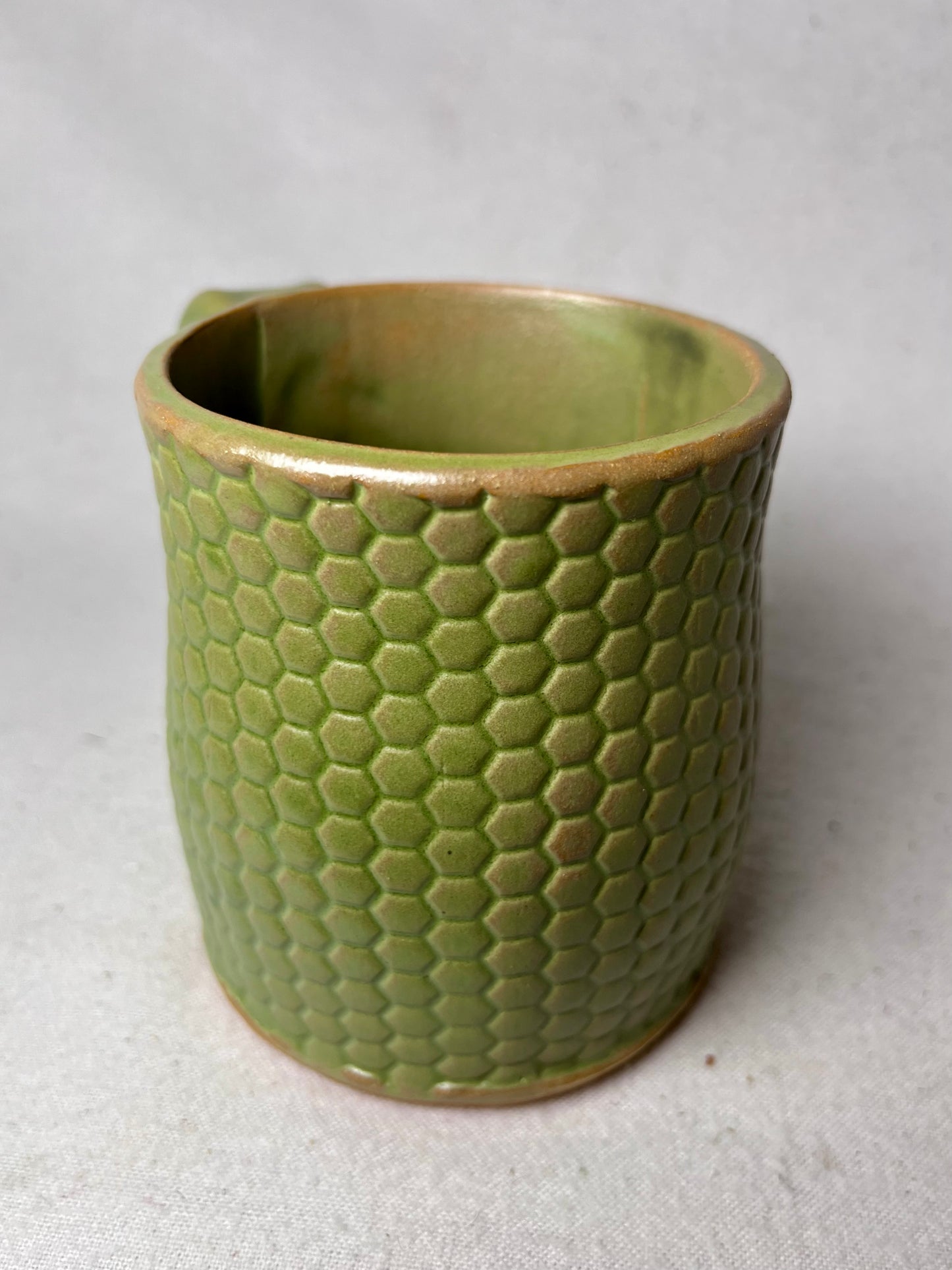 16 ounce bee honeycomb mug